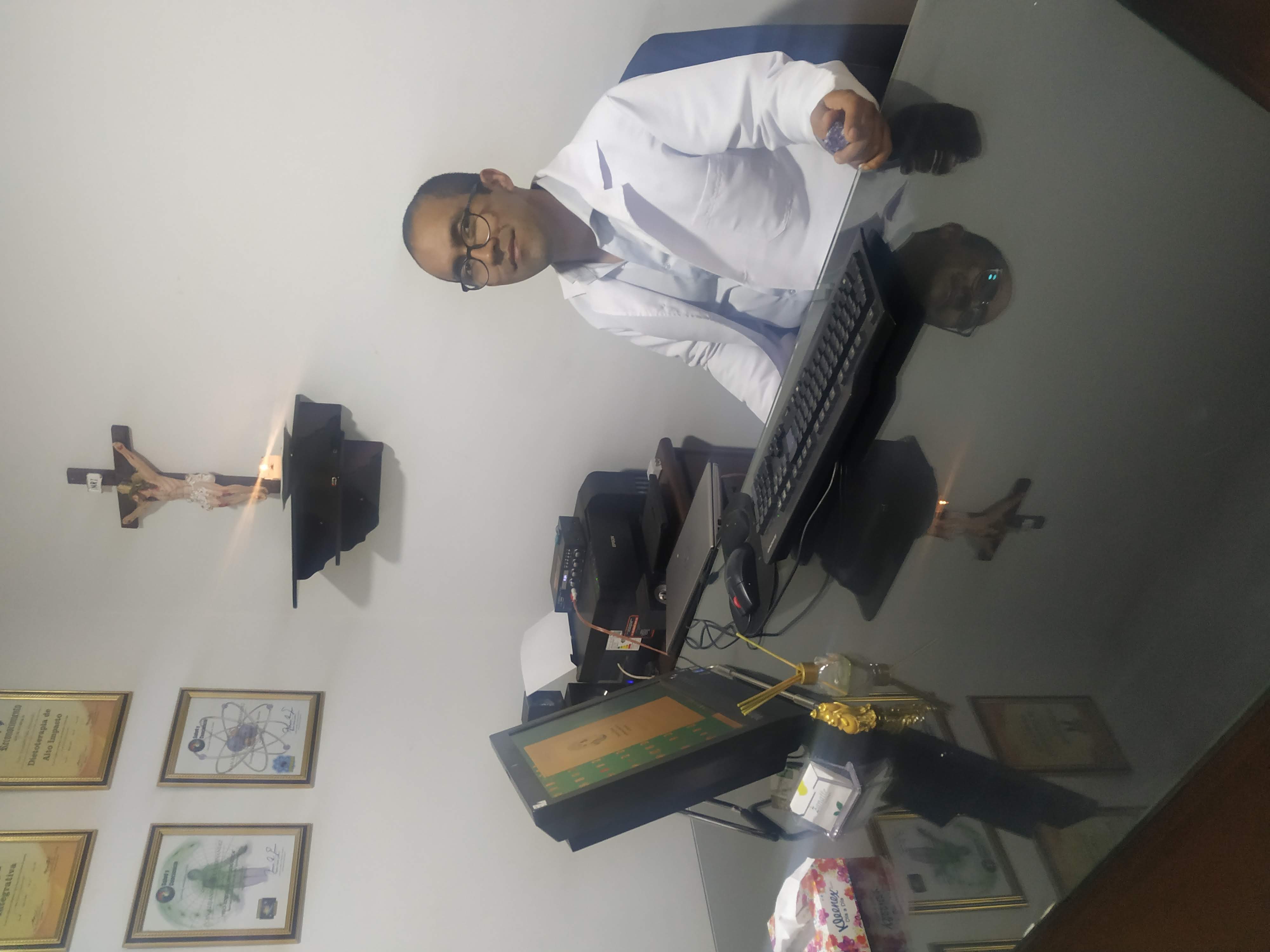 Iván Alejandro Ruiz en su consultorio