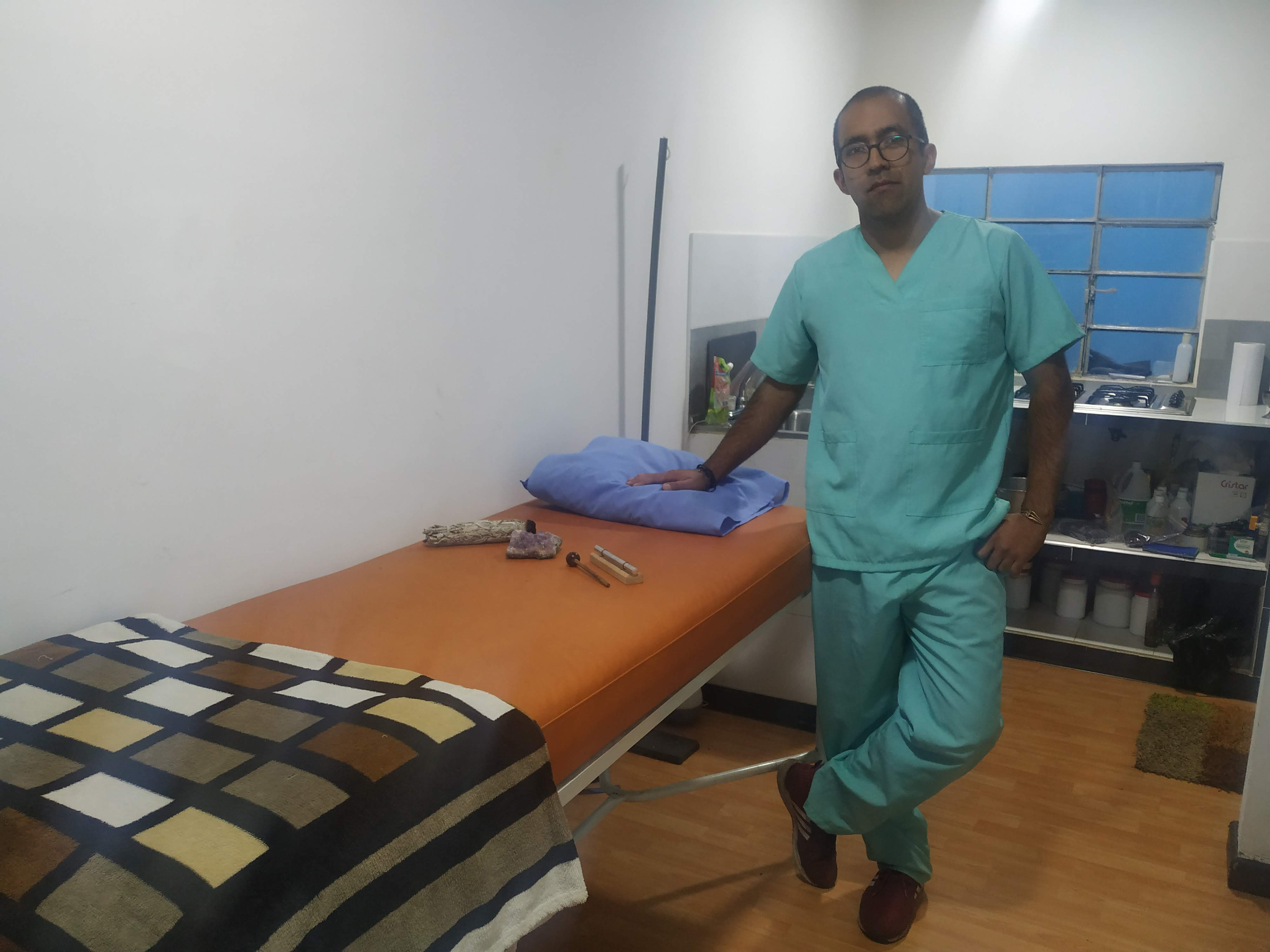 Iván Alejandro Ruiz realizando terapia holointegrativa